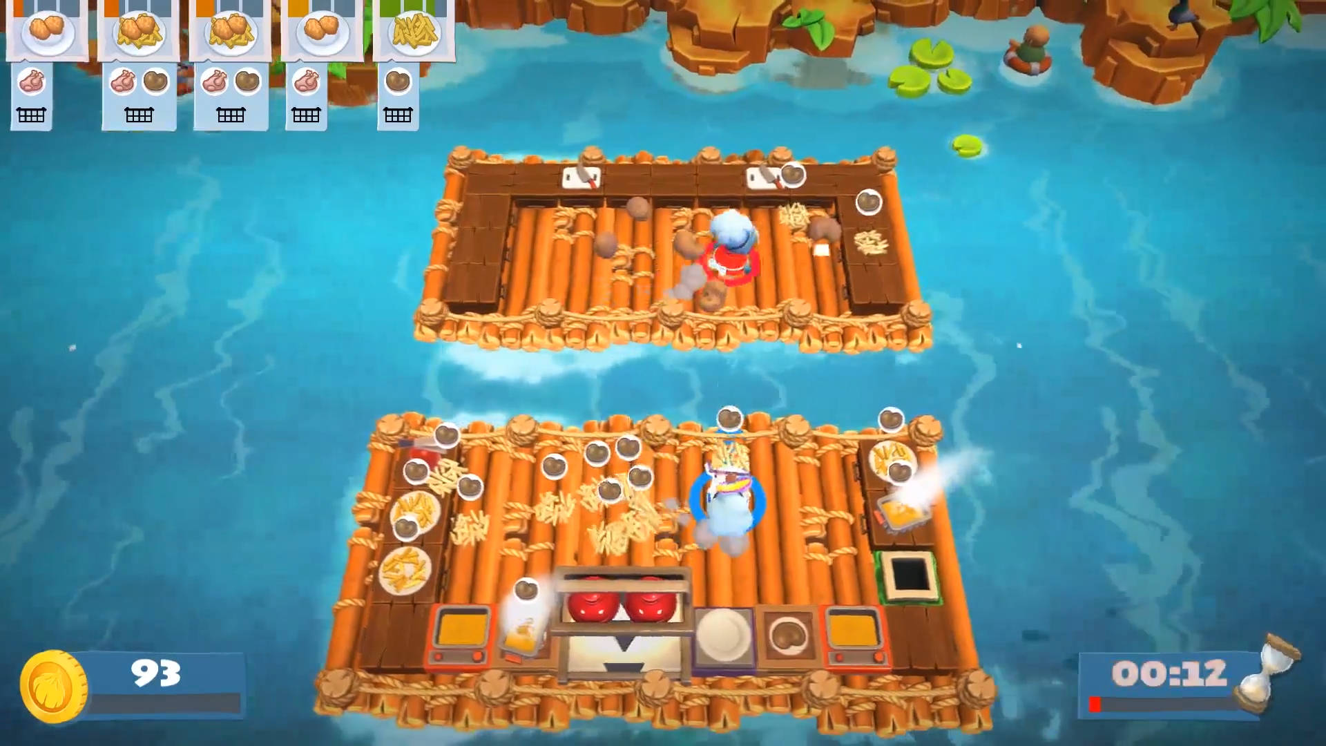 Overcooked 桌布 壁紙 — 兩位卡通廚師在浮動竹平台上進行一場充滿食物和計時器的生動藍色水上遊戲對戰。