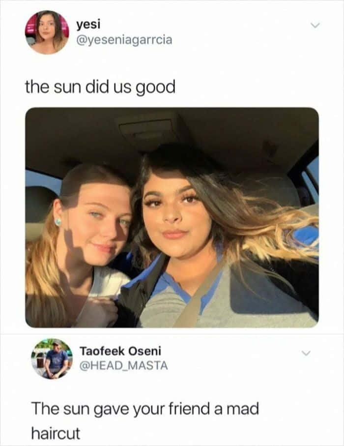 meme 桌布 壁紙 — 兩位女士在車內微笑，陽光穿過窗戶照射進來，突顯了她們的頭髮和臉龐。