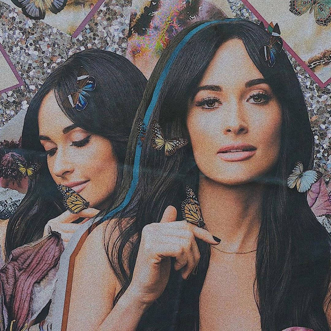 Kacey Musgraves 桌布 壁紙 — 兩位女士的頭髮和手上停著蝴蝶，背景是閃閃發光的拼貼畫。