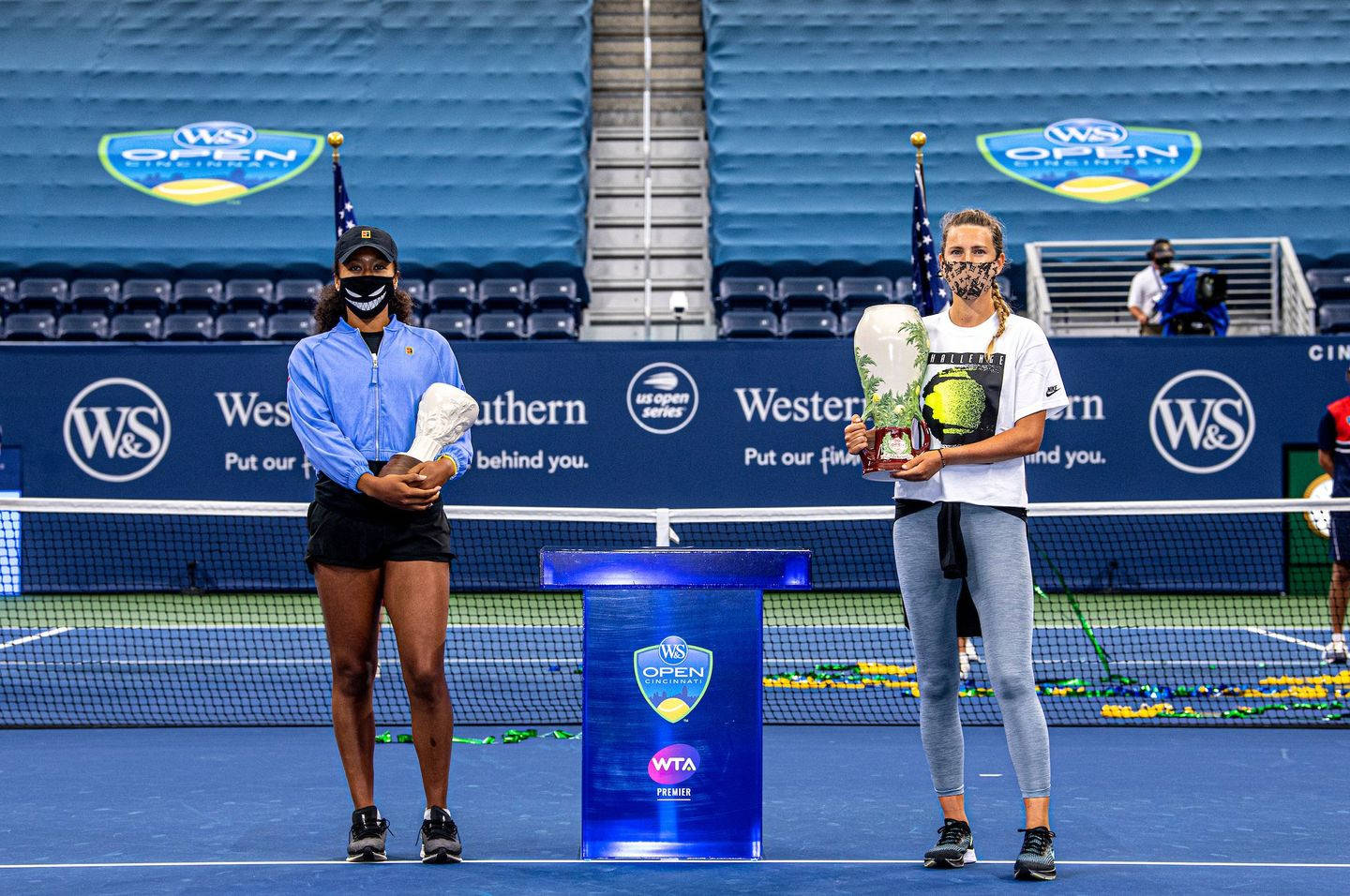 US 桌布 壁紙 — 兩位女子網球選手在WTA賽事頒獎典禮上，站在藍色硬地球場上手持獎盃。