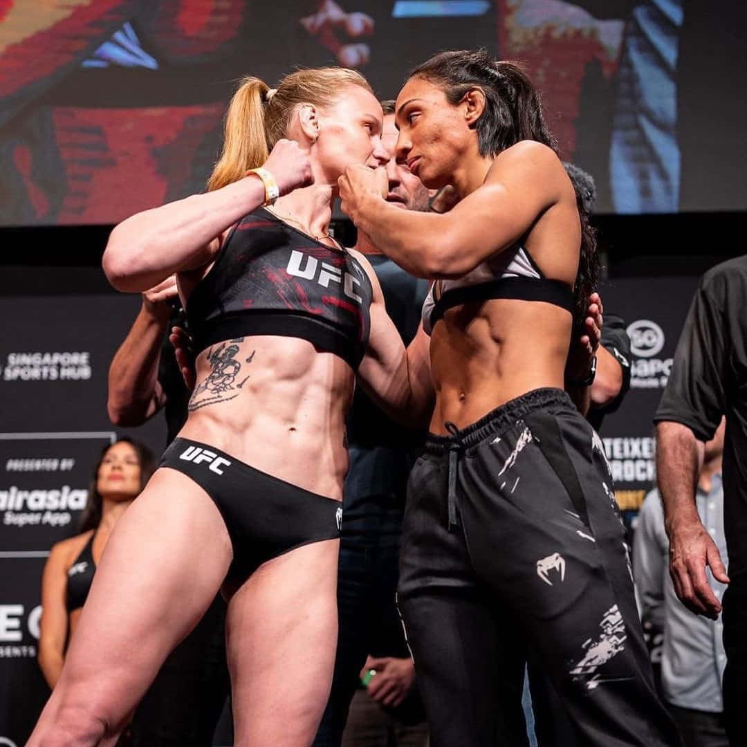 UFC 桌布 壁紙 — 兩位女性UFC拳手在新加坡體育中心進行緊張的賽前對視。