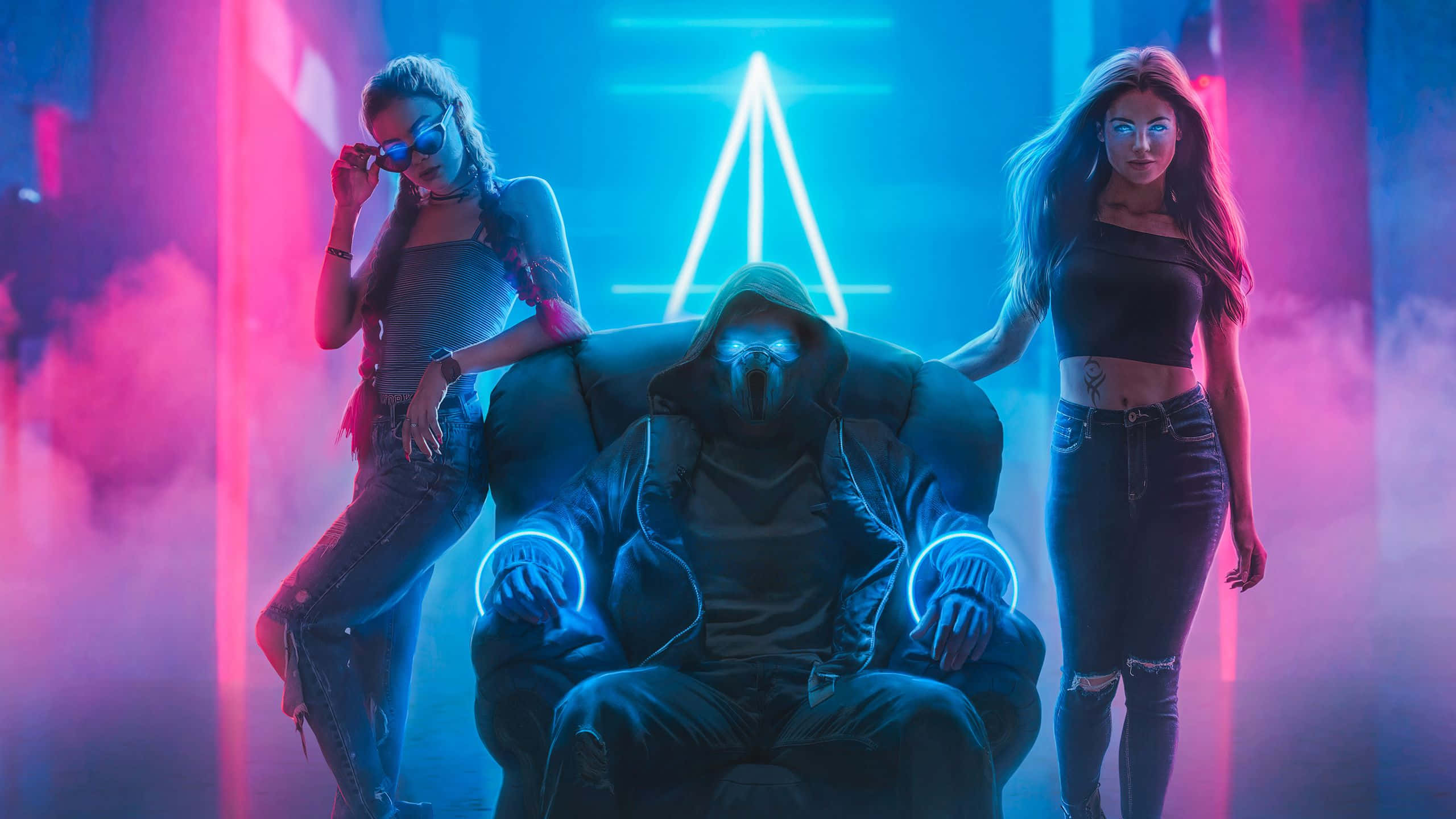 壞男孩 桌布 壁紙 — 兩位女性夾著一個戴帽子的身影，在煙霧瀰漫的 cyberpunk 休息室中散發著霓虹藍光，周圍是粉紅色和藍色的色調。