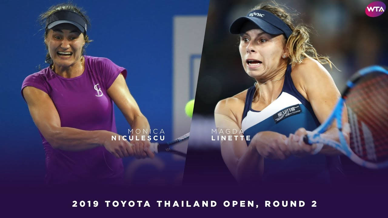 網球 桌布 壁紙 — 兩位女網球選手在2019年WTA賽事中激烈競爭，表情專注，姿勢動感。