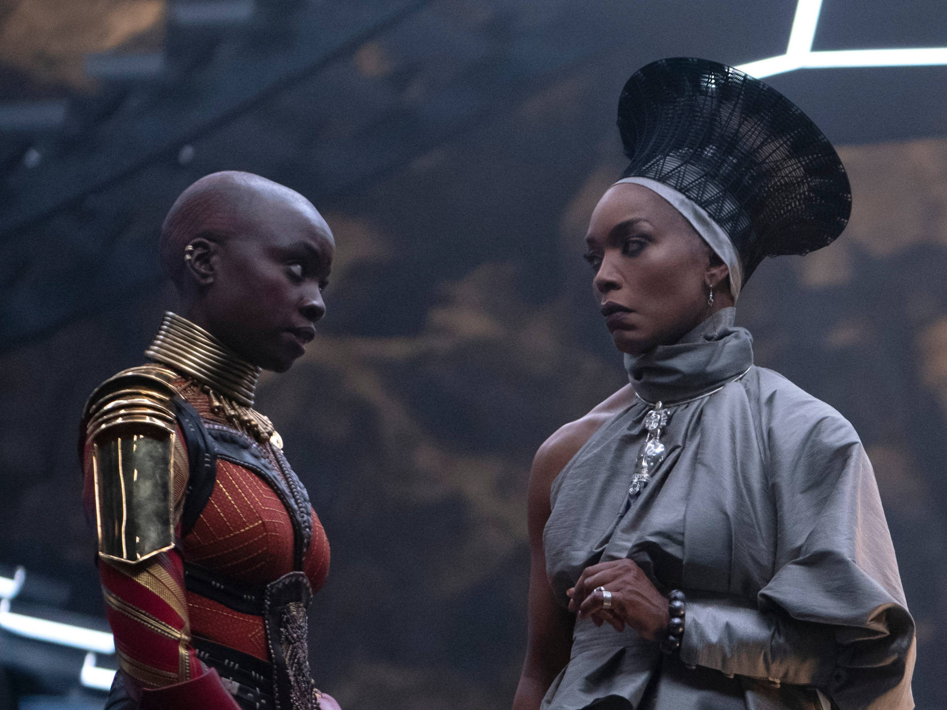 Wakanda 桌布 壁紙 — 兩位威嚴的人物身穿華麗的未來風格盔甲，在煙霧瀰漫的工業背景下以緊張的側面站立。
