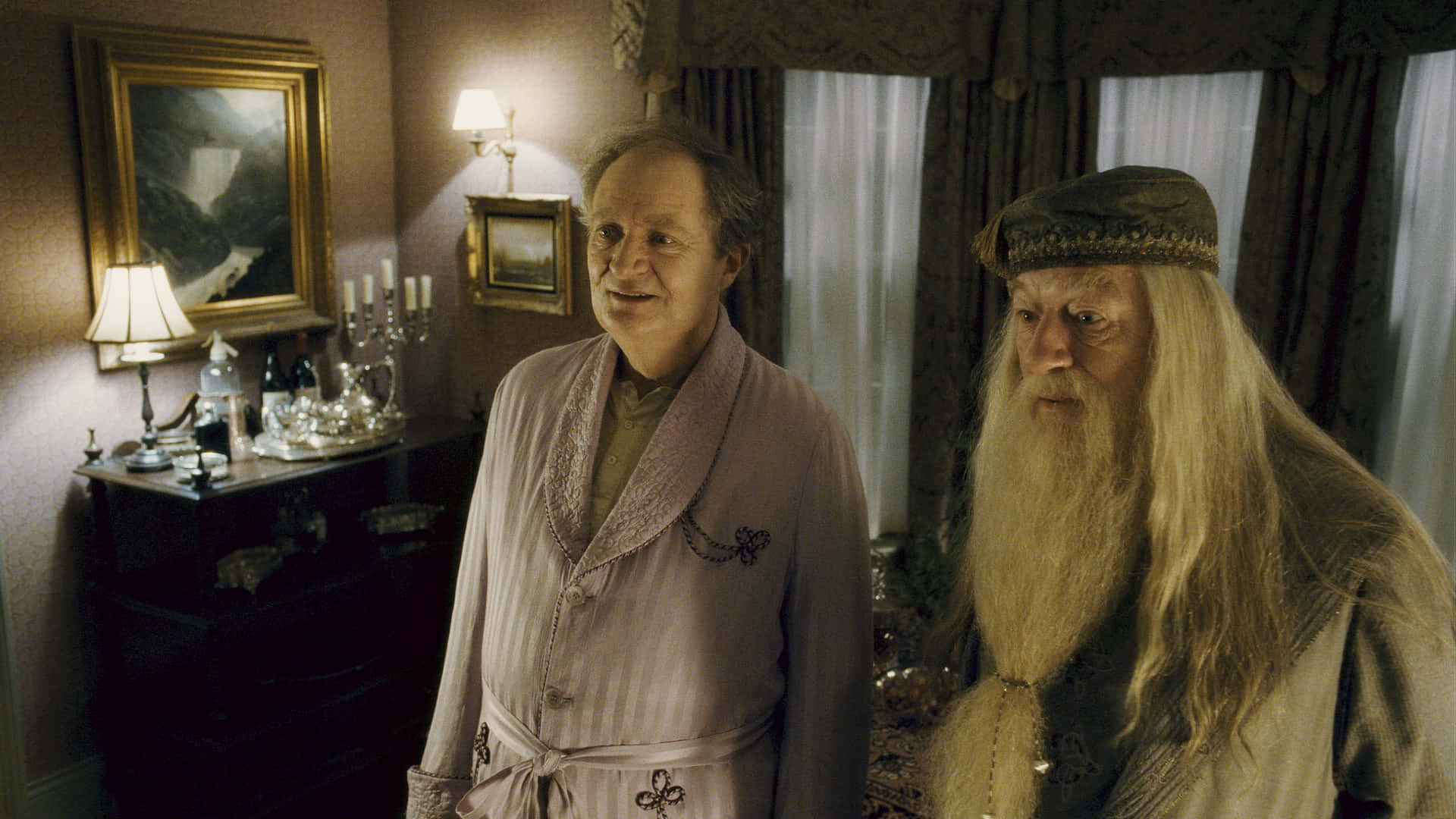 The Hogwarts Professors 桌布 壁紙 — 兩位巫師身處一間燈光溫暖、裝飾華麗的臥室，配有復古家具和牆上鑲框的藝術品。