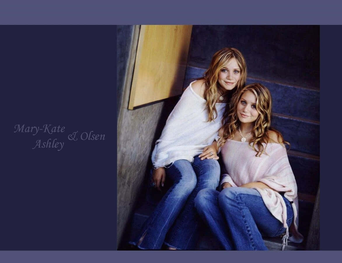 Mary Kate Olsen 桌布 壁紙 — 兩位年輕女性留著波浪長髮，身穿露肩上衣和牛仔褲，緊靠著坐在木樓梯上。