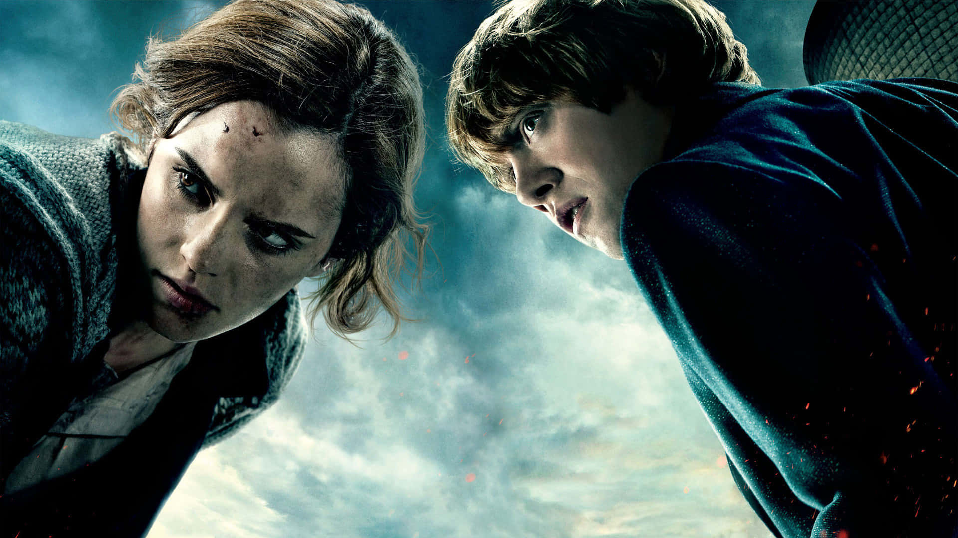 Hermione Granger 桌布 壁紙 — 兩位年輕巫師在暴風雨天空下火花四濺的緊張對峙中四目交投。