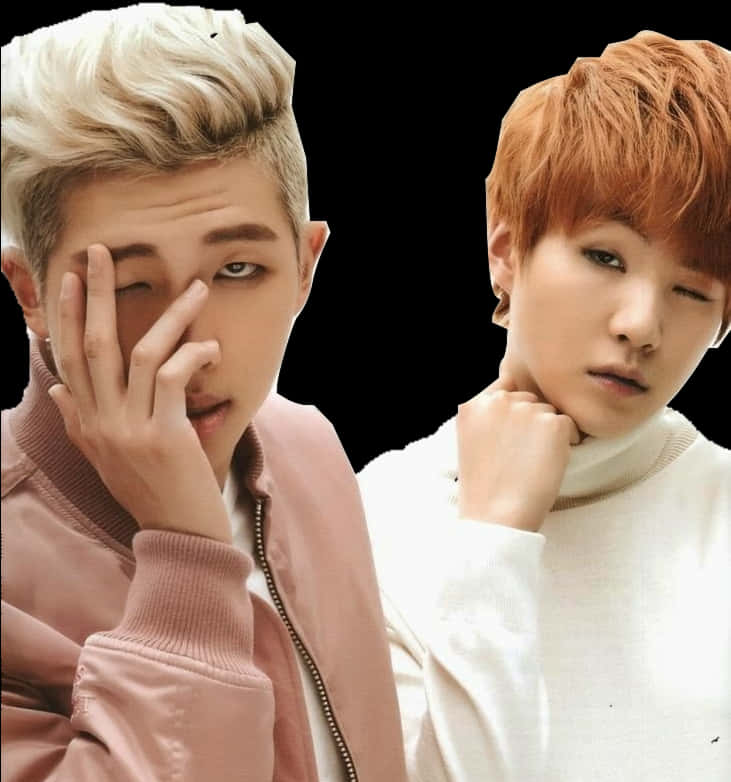 BTS 桌布 壁紙 — 兩位年輕男子以時尚髮型在黑色背景前擺姿勢，一位穿粉紅色外套遮住眼睛，另一位穿白色高領毛衣手靠近頸部。