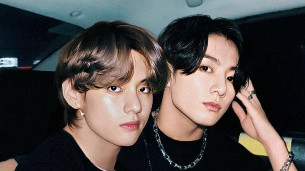 BTS 桌布 壁紙 — 兩位年輕男子帶著造型頭髮和珠寶，在夜晚昏暗的車內緊密地擺姿勢。