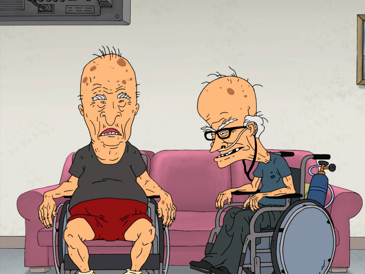 Beavis 桌布 壁紙 — 兩位年長動畫男子坐著輪椅，坐在一張粉紅色沙發上，房間空蕩，一人愁眉苦臉，另一人微笑並帶著聽診器。
