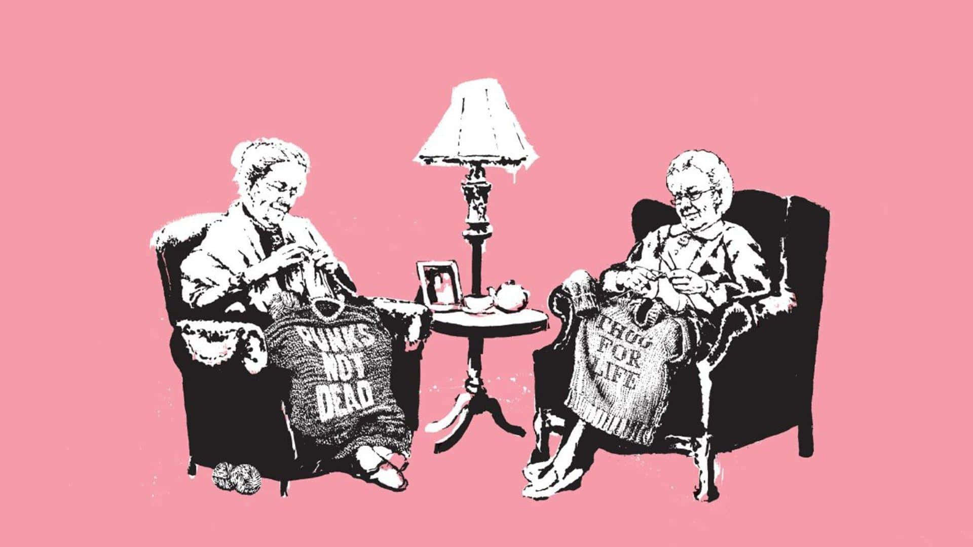 Banksy 桌布 壁紙 — 兩位年長女性在黑色和白色椅子上編織，背景為粉紅色，她們之間有一盞燈和一個帶框的照片。
