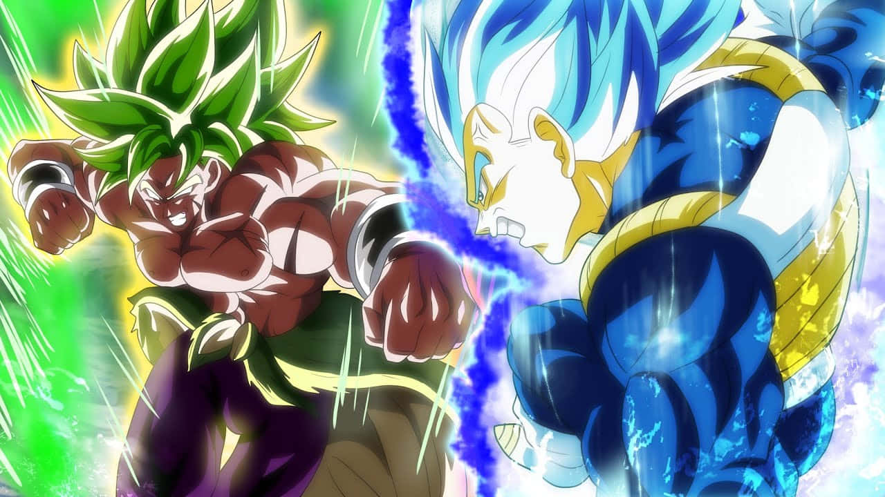 Vegeta And Broly 桌布 壁紙 — 兩位強大的動漫戰士在一場動態戰鬥中碰撞，綠色和藍色的能量從他們的拳頭中散發出來。