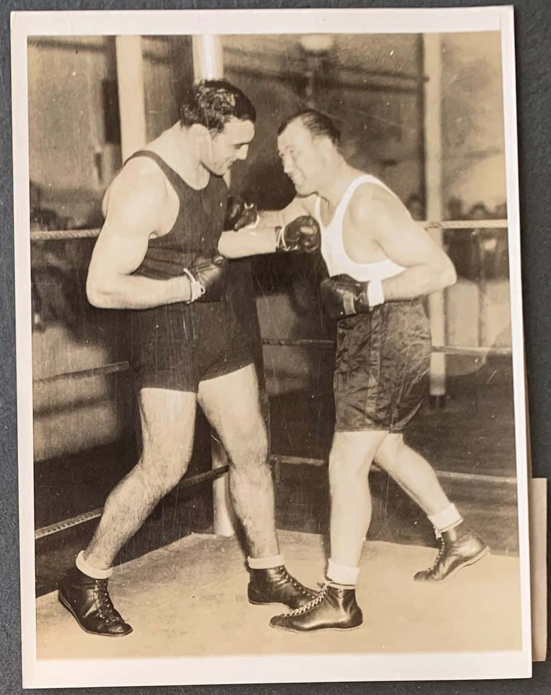 Boxing 桌布 壁紙 — 兩位復古拳擊手在一個粗糙的擂台上交鋒，以懷舊棕色調照片捕捉，帶有戲劇性燈光和汗水閃爍的強度。