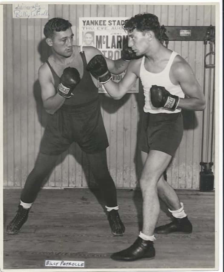 Boxing 桌布 壁紙 — 兩位復古拳擊手在簡陋的健身房中，在強烈燈光下進行緊張的對打練習。