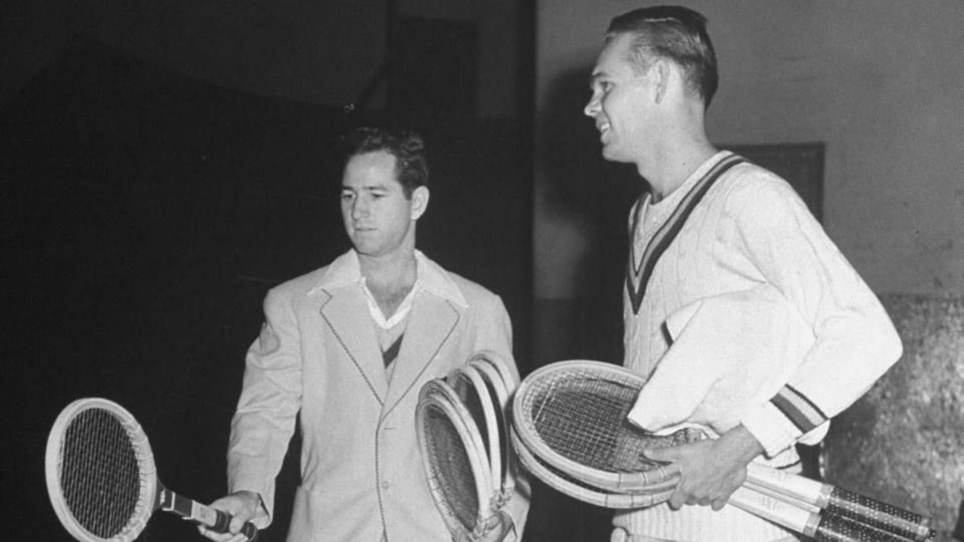 Tennis 桌布 壁紙 — 兩位復古網球選手在燈光昏暗的室內球場上，手持木製球拍，神情專注。