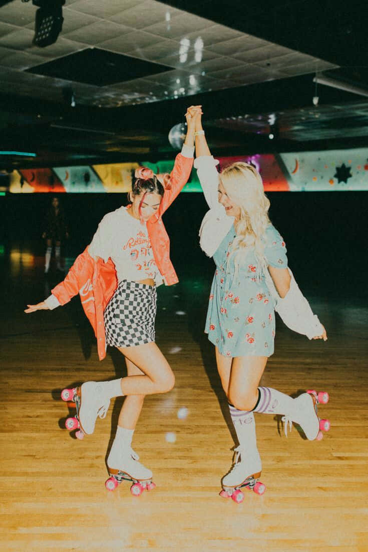 Friendship 桌布 壁紙 — 兩位微笑的女性在色彩繽紛的燈光下，於復古室內溜冰場手牽手溜冰。