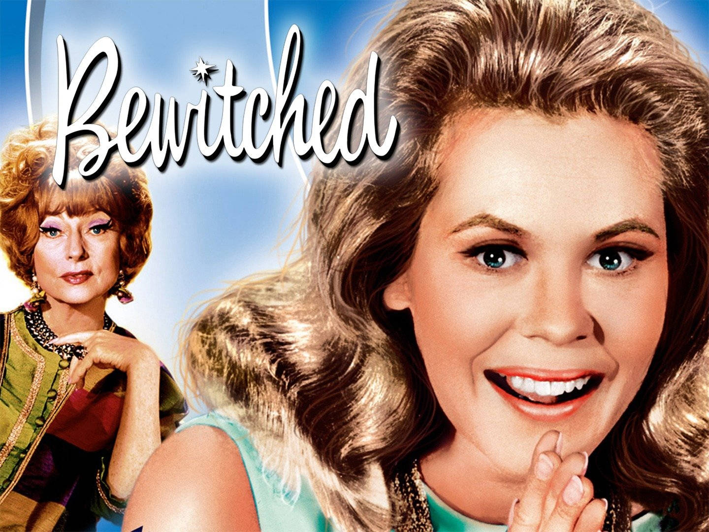 電影動圖 桌布 壁紙 — 兩位微笑的女性穿著1960年代復古服裝，在明亮的藍天下擺姿勢，並帶有風格化的白色字體「Bewitched」。