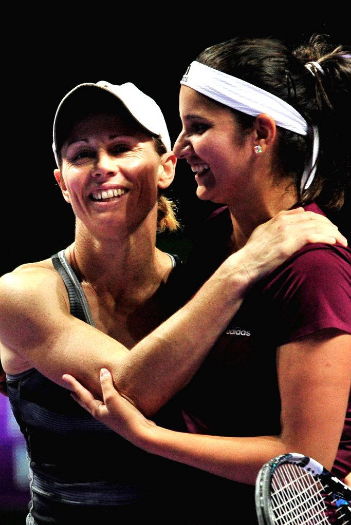Tennis 桌布 壁紙 — 兩位微笑的女網球選手在深色背景下熱情擁抱，球拍清晰可見。