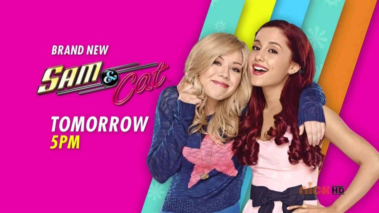Sam And Cat 桌布 壁紙 — 兩位微笑的年輕女性在充滿活力的粉紅色背景前擺姿勢，背景有彩色對角線條紋，並顯示標題文字。