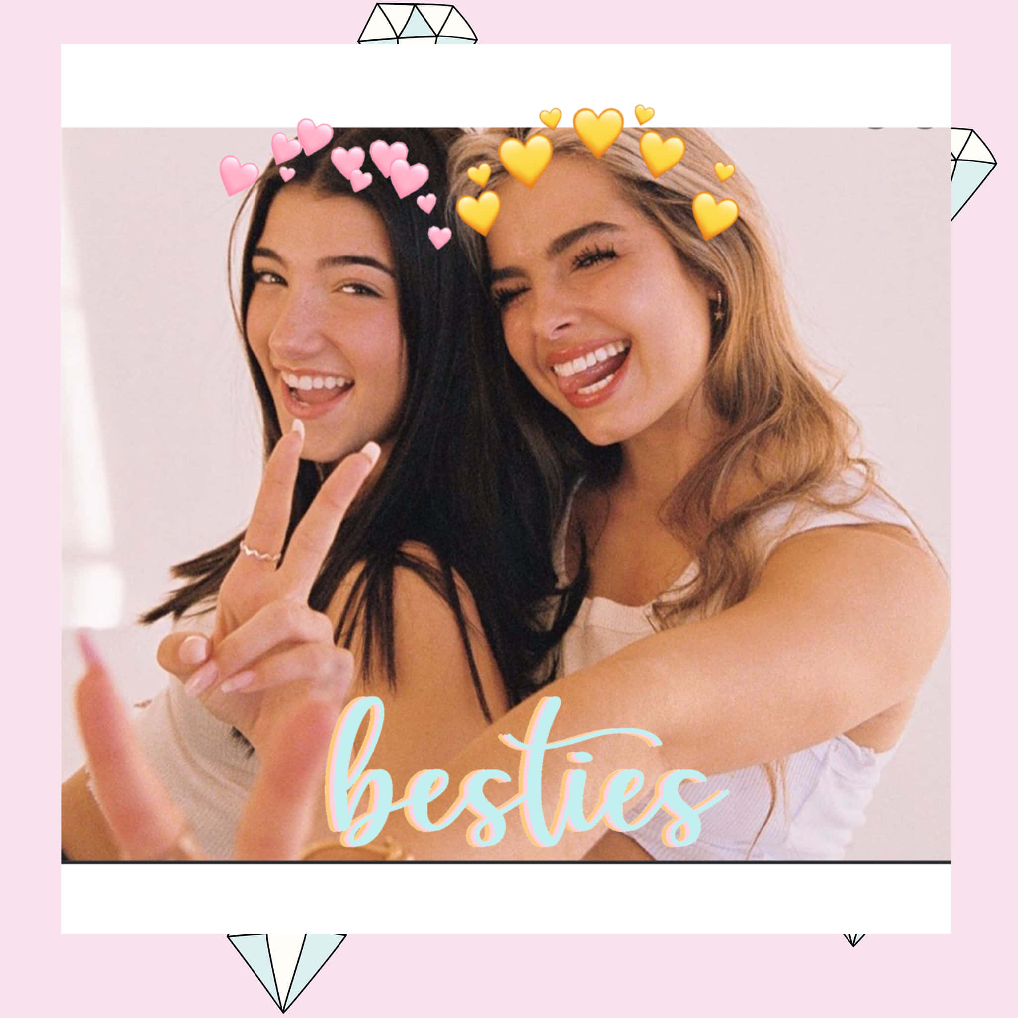 Charli And Addison 桌布 壁紙 — 兩位微笑的年輕女性在柔和的粉紅色背景前，近距離擺出和平手勢和心形表情符號。