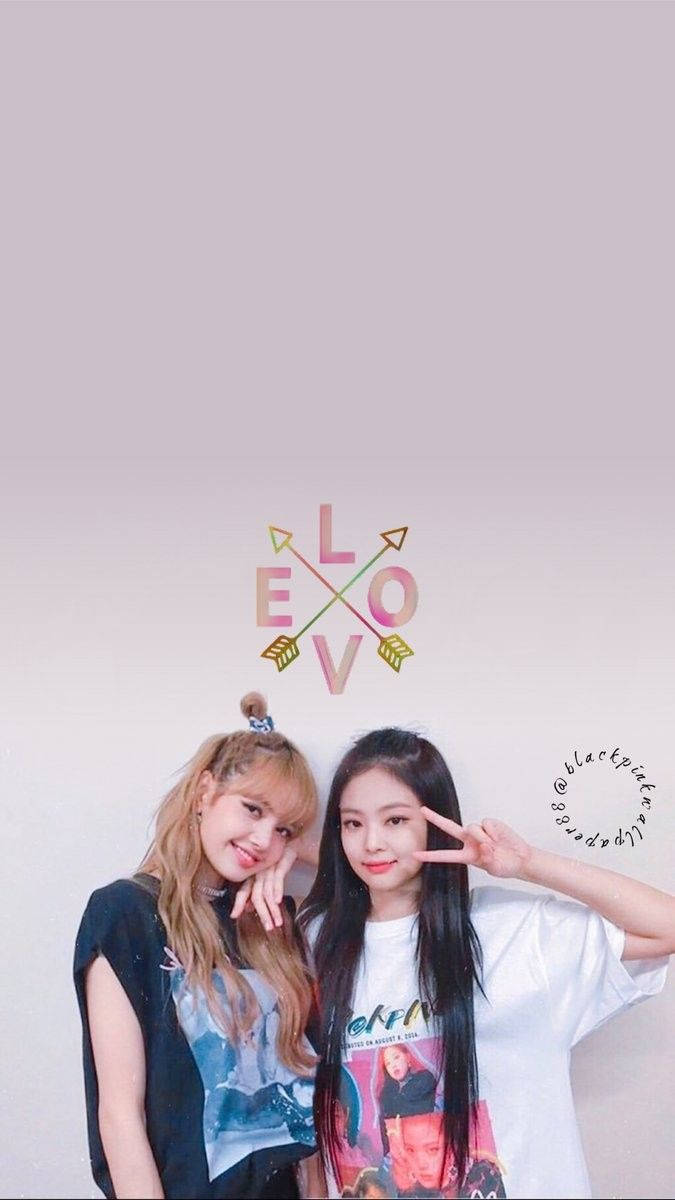 BLACKPINK 桌布 壁紙 — 兩位微笑的年輕女性在素色牆壁前擺出俏皮姿勢，牆上有色彩繽紛的「LOVE」圖案。