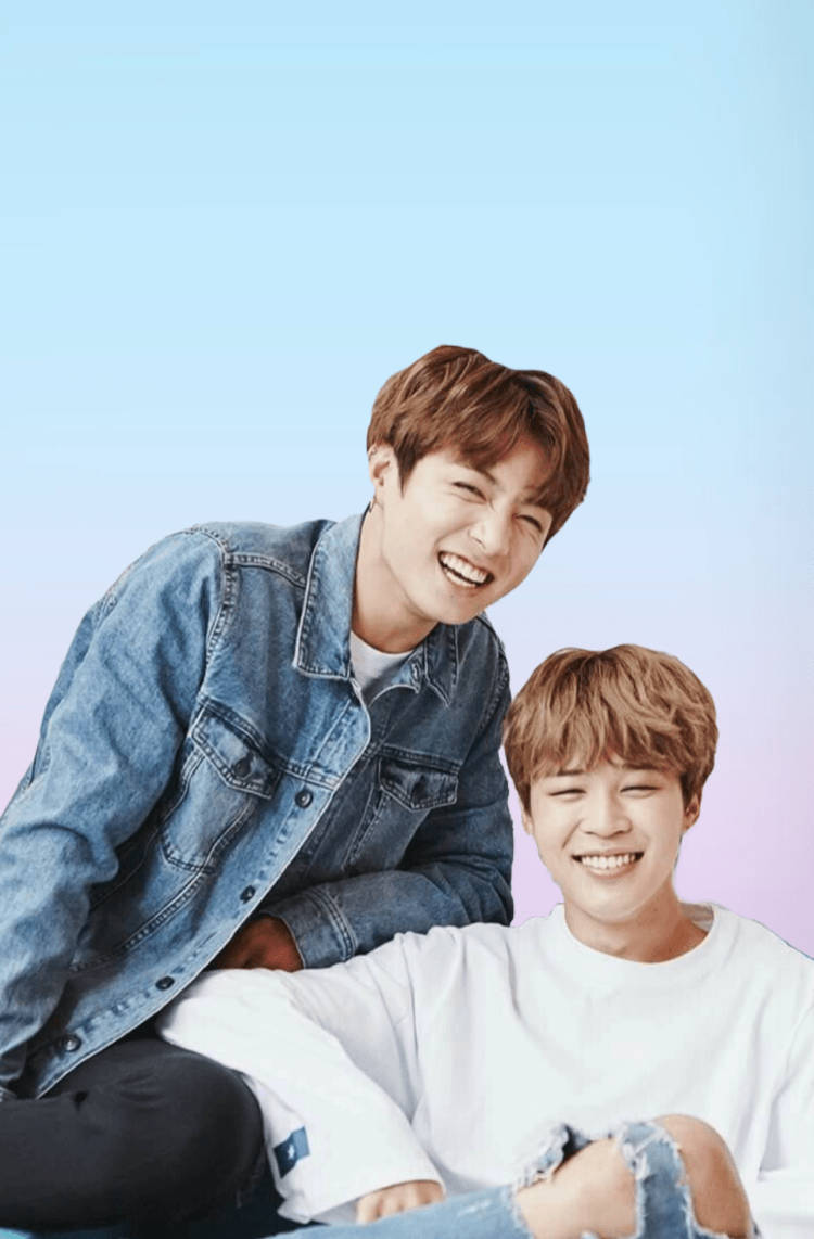Jikook 桌布 壁紙 — 兩位微笑的年輕男士身穿牛仔褲和白色T恤，在柔和漸變的天空背景下擺姿勢。