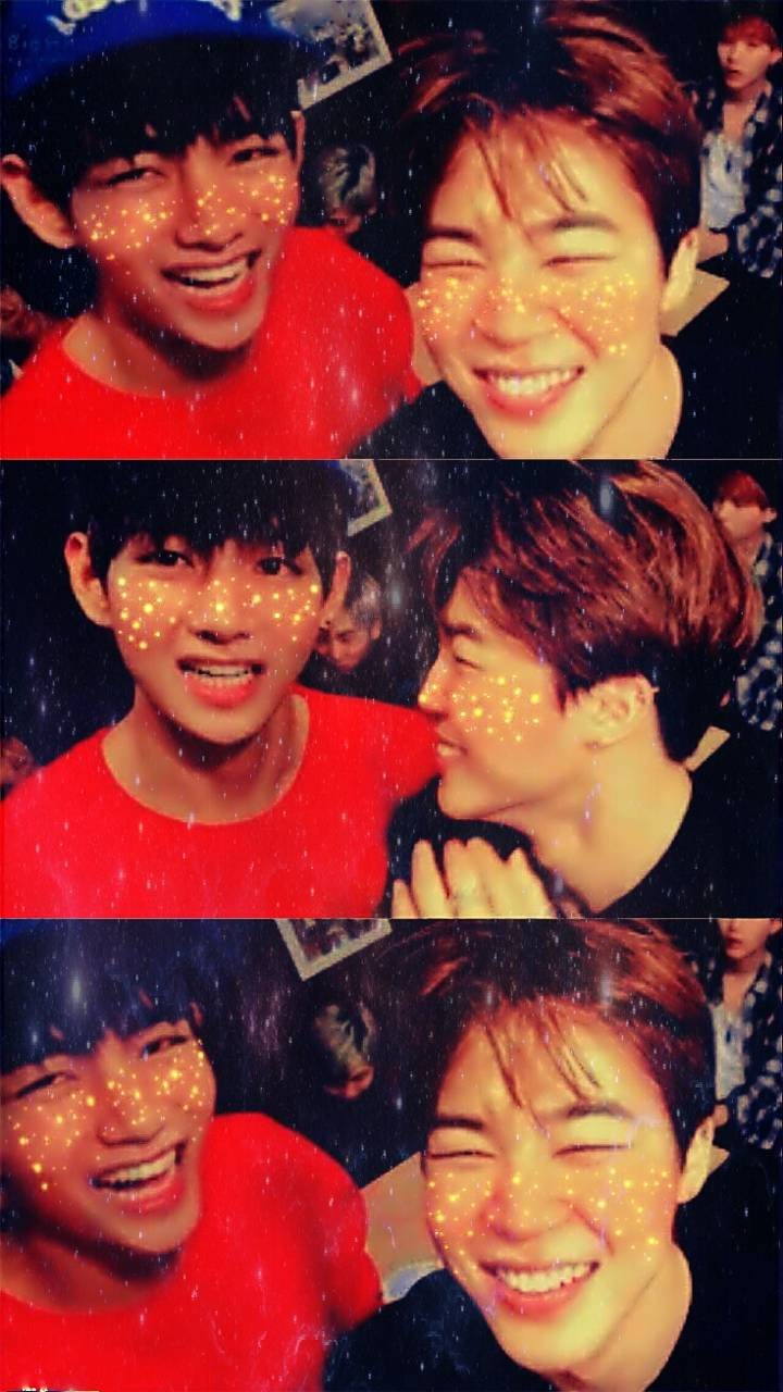 Taehyung Cute 桌布 壁紙 — 兩位微笑的年輕男子在光線昏暗的環境中，以拼貼形式呈現，臉上帶有閃爍濾鏡效果。