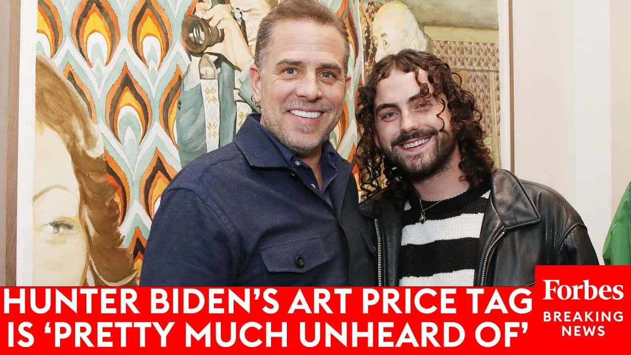 Hunter Biden 桌布 壁紙 — 兩位微笑的男士在一幅色彩繽紛、帶有孔雀羽毛圖案的抽象畫前面擺姿勢。