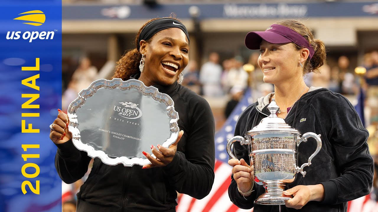 Champion 桌布 壁紙 — 兩位微笑的網球冠軍在2011年美國網球公開賽決賽中，在觀眾背景下於球場上高舉獎盃。