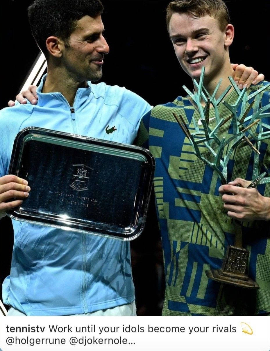 Champion 桌布 壁紙 — 兩位微笑的網球選手在深色背景下與獎盃合影，一人拿著銀托盤，另一人拿著綠色玻璃獎盃。