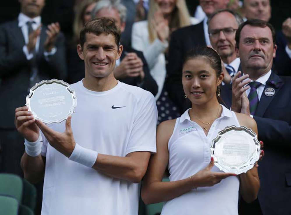 Tennis 桌布 壁紙 — 兩位微笑的網球選手身穿白色服裝，手持銀色獎盃，身後有群眾鼓掌。
