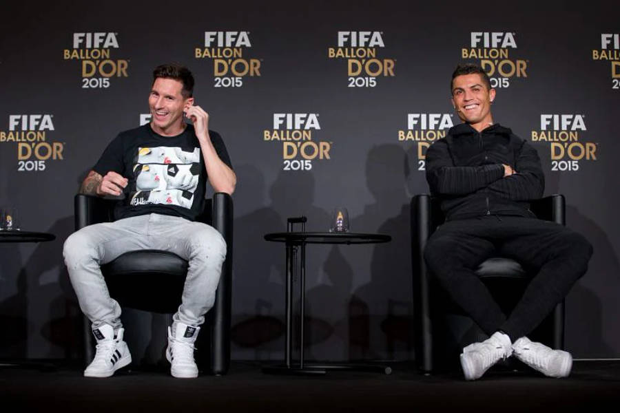 4K 桌布 壁紙 — 兩位微笑的足球明星並排坐在正式記者會上，背後有「FIFA Ballon d'Or 2015」標誌。