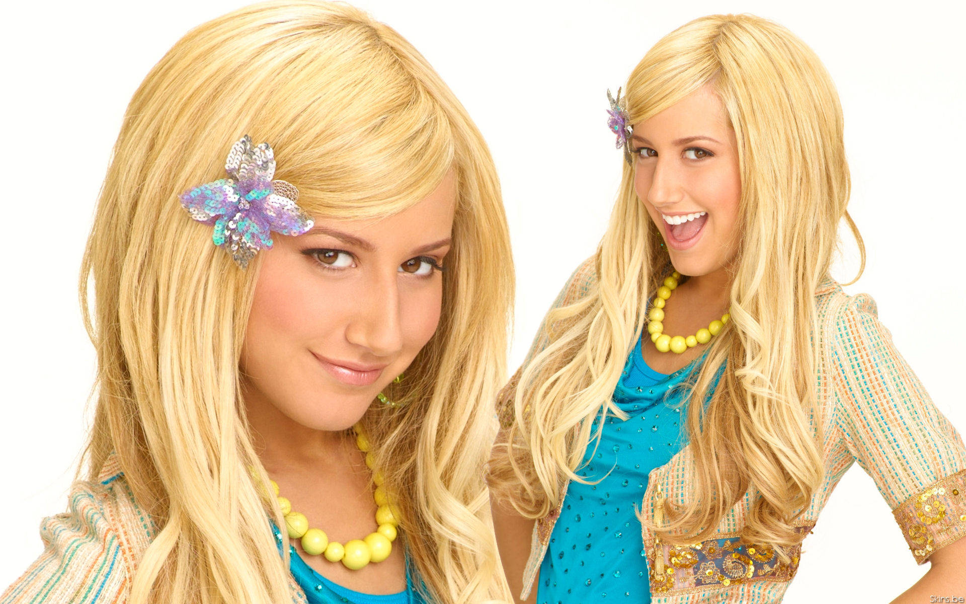 Ashley Tisdale 桌布 壁紙 — 兩位微笑的金髮女性，戴著蝴蝶髮夾和黃色項鍊，在白色背景前擺姿勢。