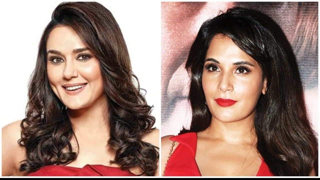 Preity Zinta 桌布 壁紙 — 兩位微笑的長髮深色女性穿著紅色連衣裙，背景形成對比，一個是純白色，另一個是帶紋理的粉紅色。