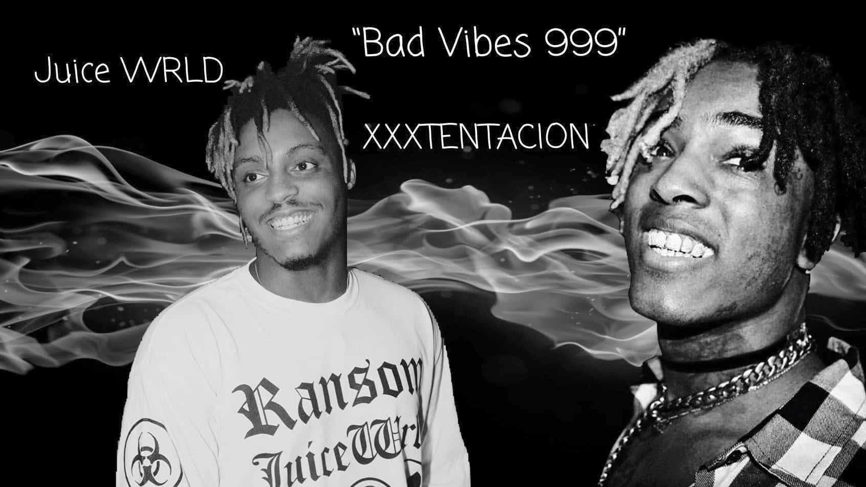 兩位饒舌歌手 Juice WRLD 和 XXXTENTACION 微笑，背後有煙霧和文字。 — 超炫動圖 壁紙