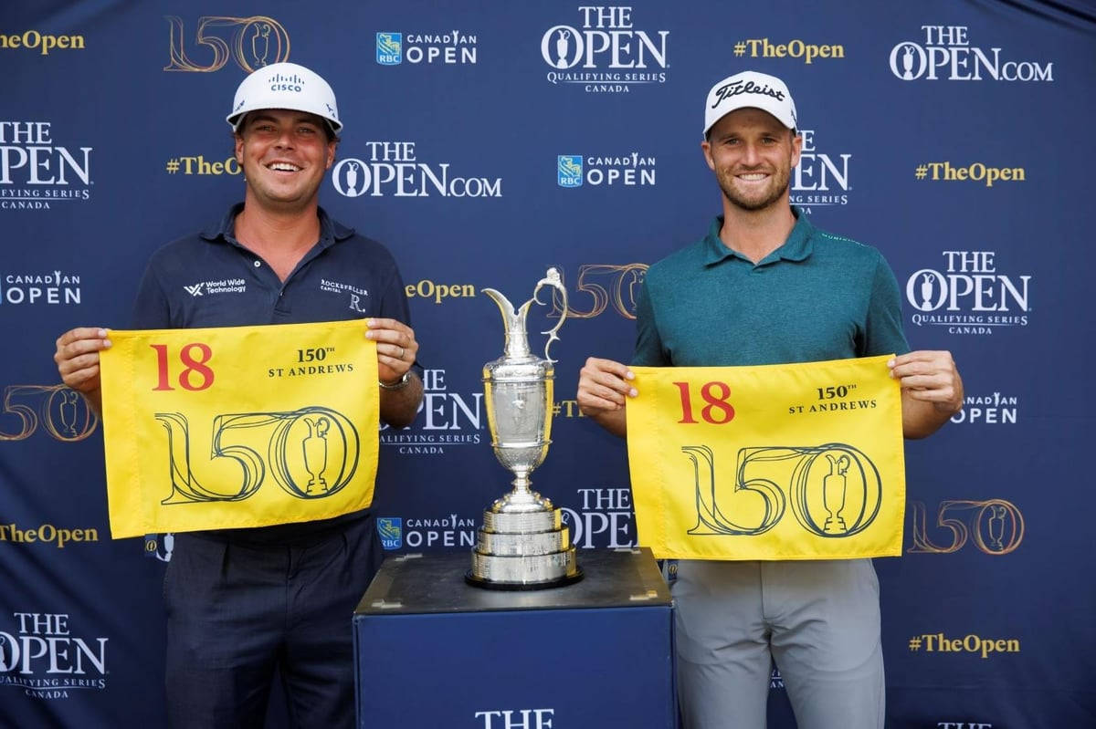 運動 桌布 壁紙 — 兩位微笑的高爾夫球手在The Open Championship賽事中與獎盃和黃色18號洞橫幅合影。