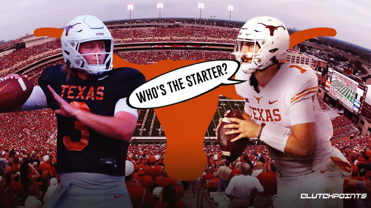 Texas Football 桌布 壁紙 — 兩位德州美式足球四分衛在一個擠滿球迷的體育場中對決，一個對話氣泡問誰是先發。