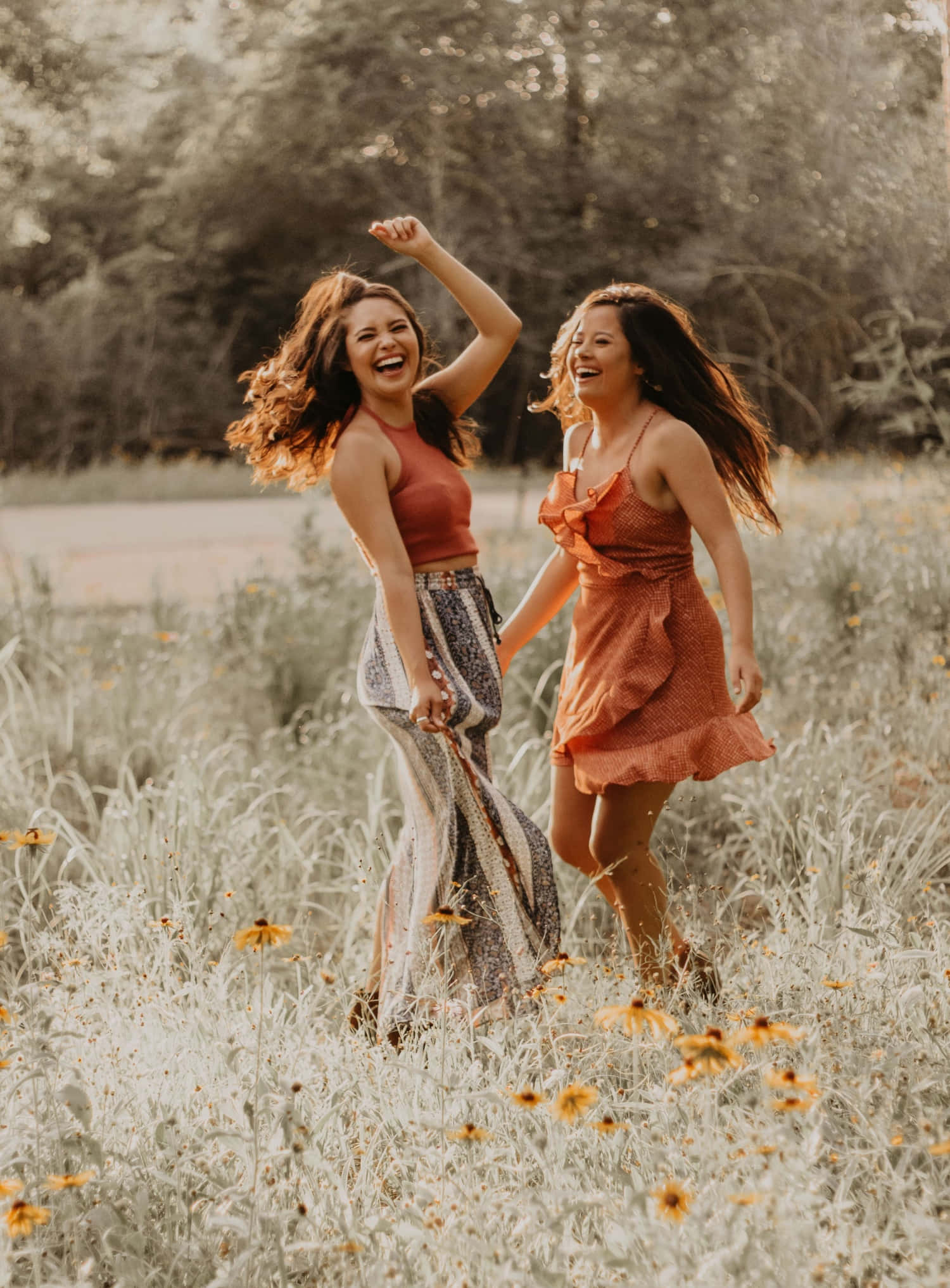 Friends 桌布 壁紙 — 兩位快樂的女性在陽光明媚的高草和黃花田野中笑著奔跑。