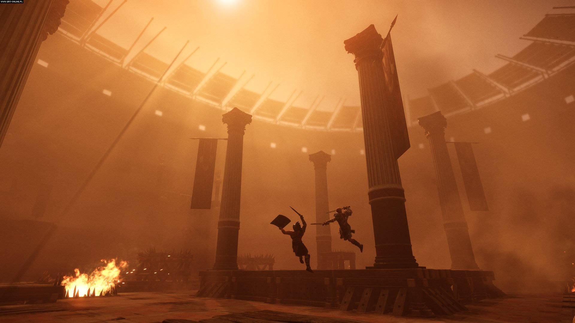 rome 2 桌布 壁紙 — 兩位戰士在金色夕陽沐浴下，於煙火瀰漫的古老競技場中，在古老柱子之間跳躍。