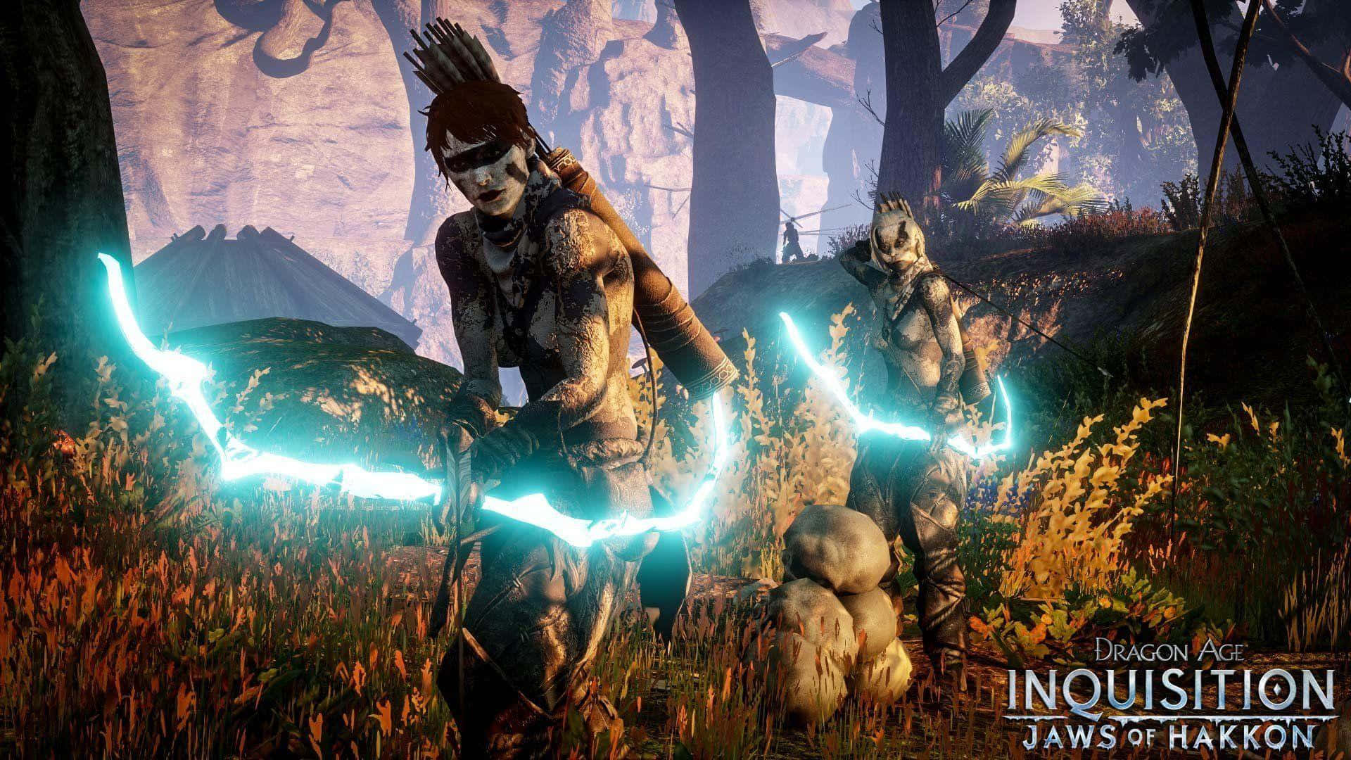 Best Dragon Age Inquisition 桌布 壁紙 — 兩位戰士手持發光藍色弓箭，站在迷霧森林中，一條龍在頭頂飛過，構成奇幻遊戲場景。