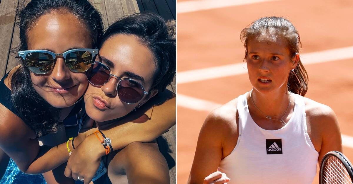 Athletic 桌布 壁紙 — 兩位戴太陽眼鏡的女性在烈日下的紅土球場上，開心地在一位網球選手旁邊擁抱。