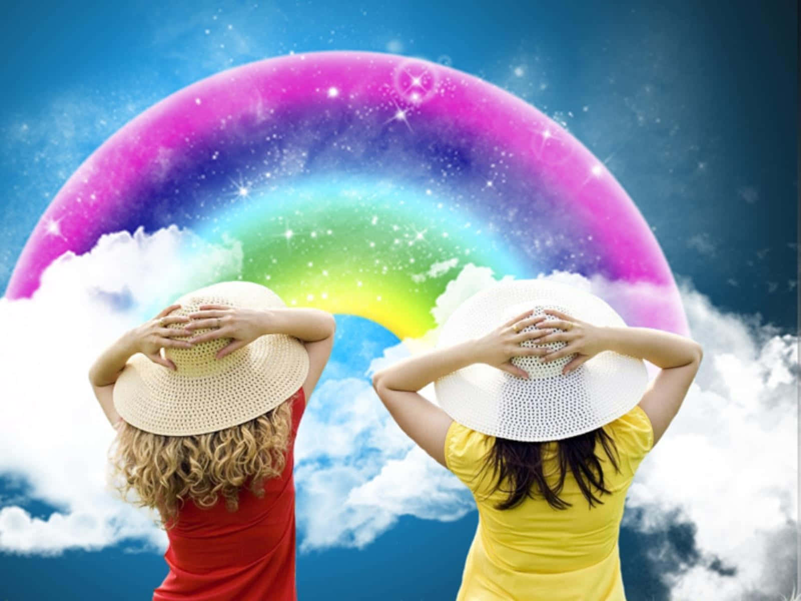 彩虹 桌布 壁紙 — 兩位戴帽子的女性仰望在深藍色天空下、蓬鬆雲朵上拱起的閃爍宇宙彩虹。