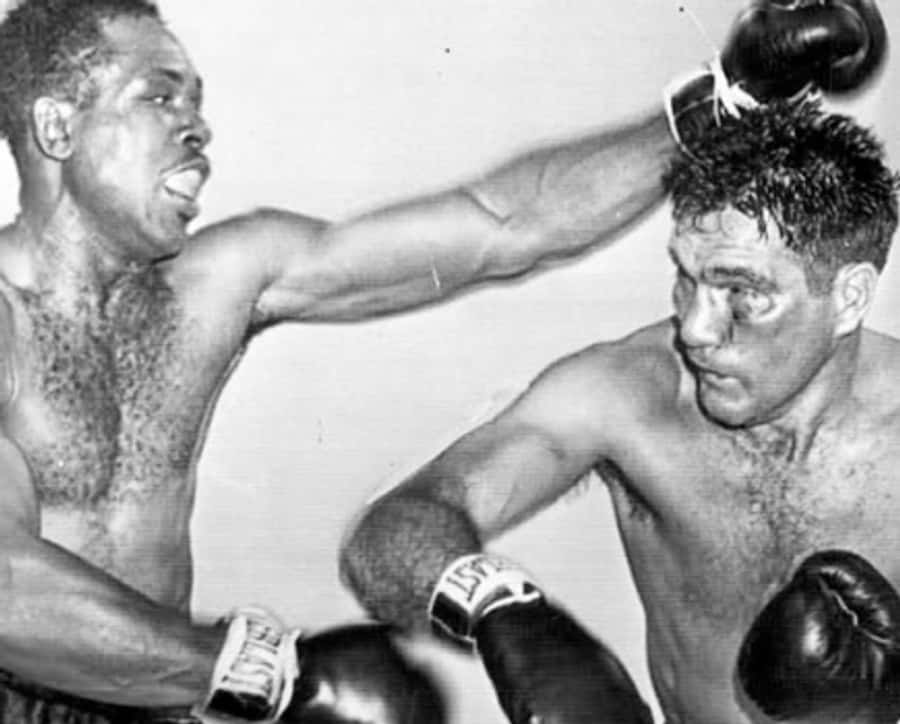 Boxing 桌布 壁紙 — 兩位拳擊手在一張粗獷的黑白照片中激烈交鋒，汗水飛濺，拳頭高舉，戰鬥激烈。