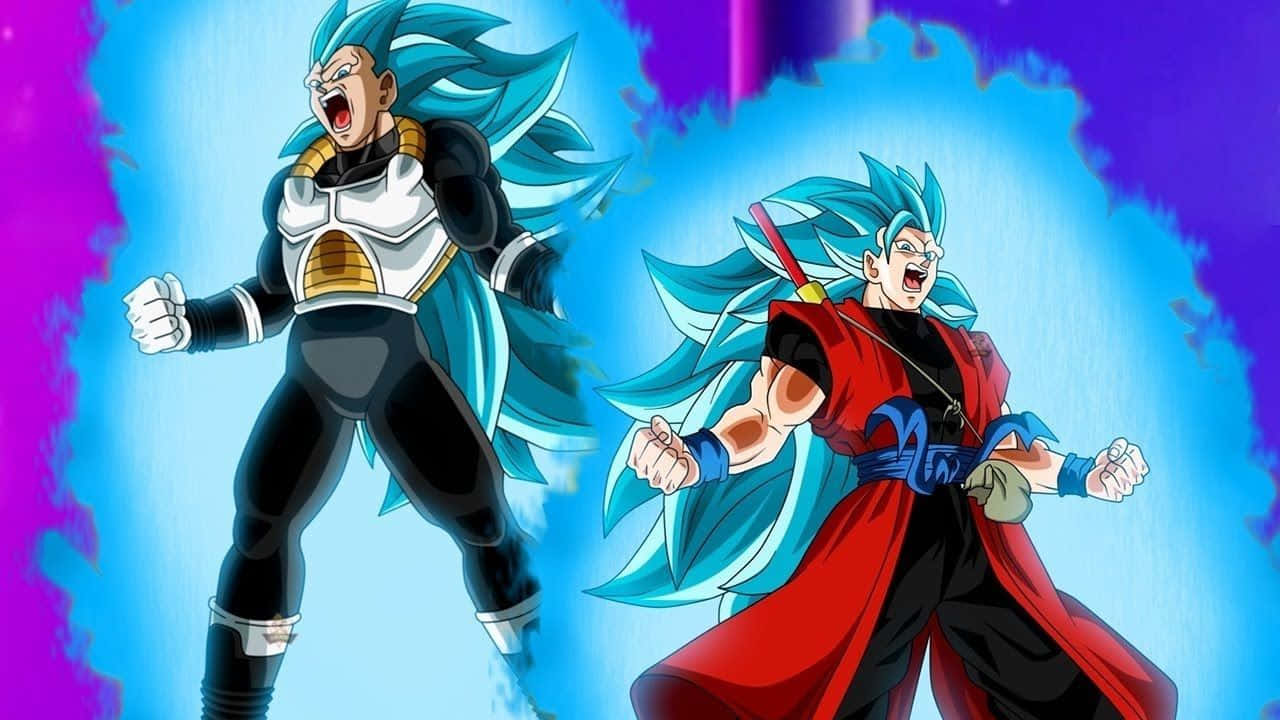 Dragon Ball Heroes 桌布 壁紙 — 兩位擁有尖刺藍色頭髮的動漫戰士，在充滿活力的紫色和藍色能量背景下，以動態戰鬥姿勢咆哮。