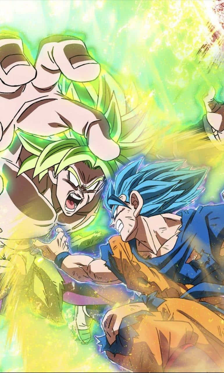 Dragon Ball Z Broly 桌布 壁紙 — 兩位擁有尖刺頭髮的動漫戰士在綠色和黃色能量的爆發中碰撞，拳頭緊鎖，展開一場激烈的戰鬥。