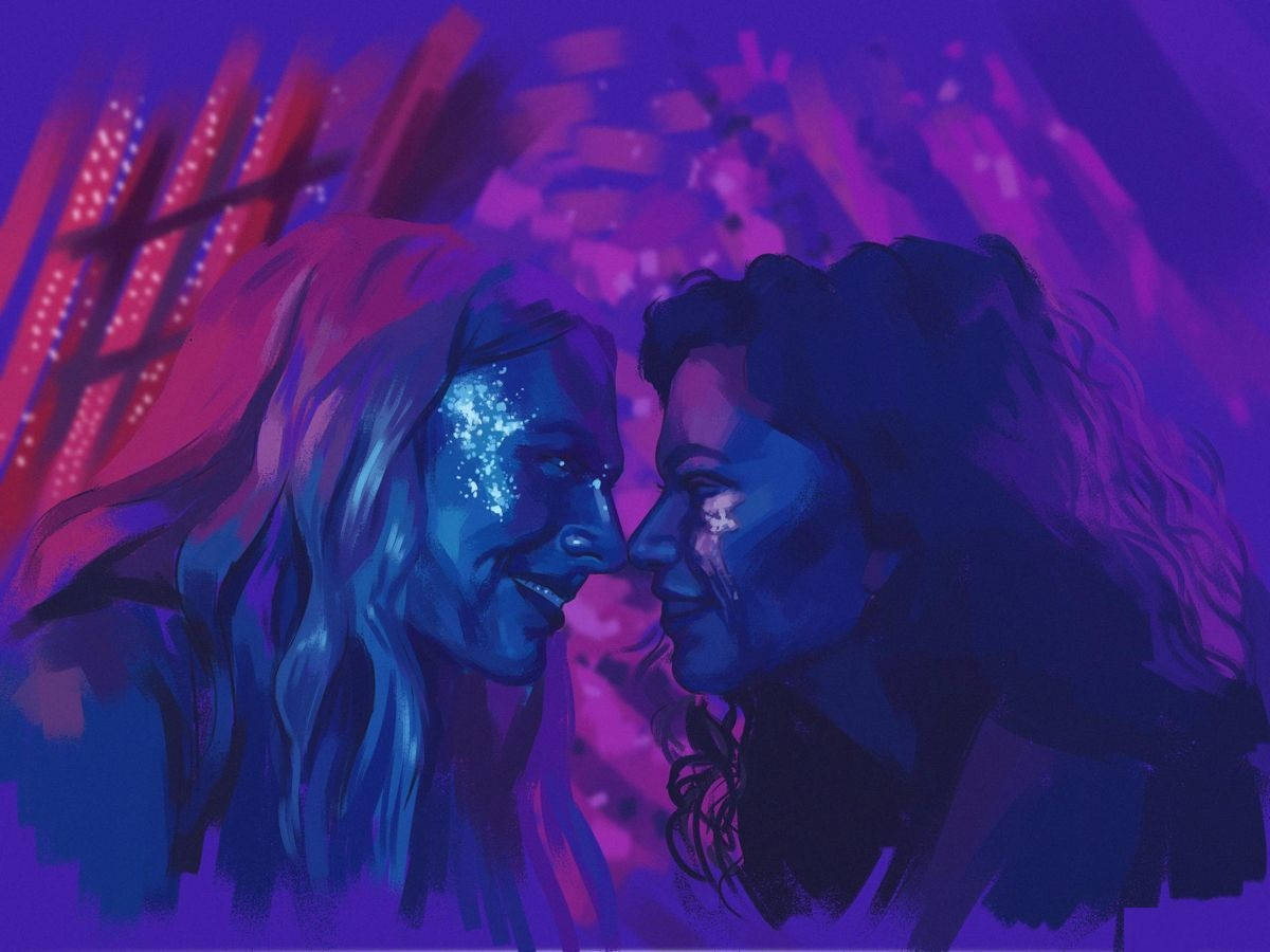 愉悅 桌布 壁紙 — 兩位擁有發光藍色面孔和閃爍肌膚的女性，在充滿活力的紫色和粉紅色霓虹背景前分享親密時刻。