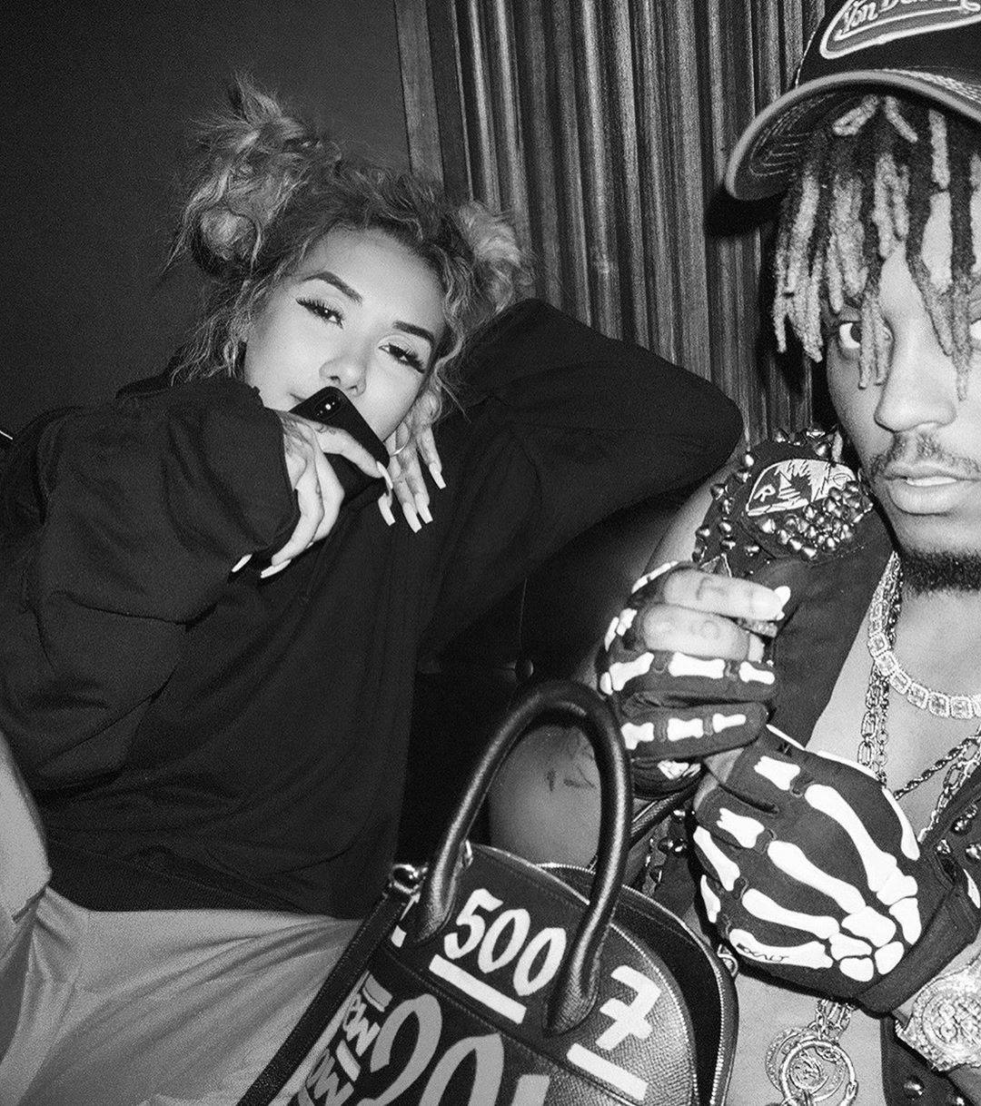 兩位街頭風格人士在昏暗的房間裡與配飾擺姿勢。 — Juice Wrld 壁紙