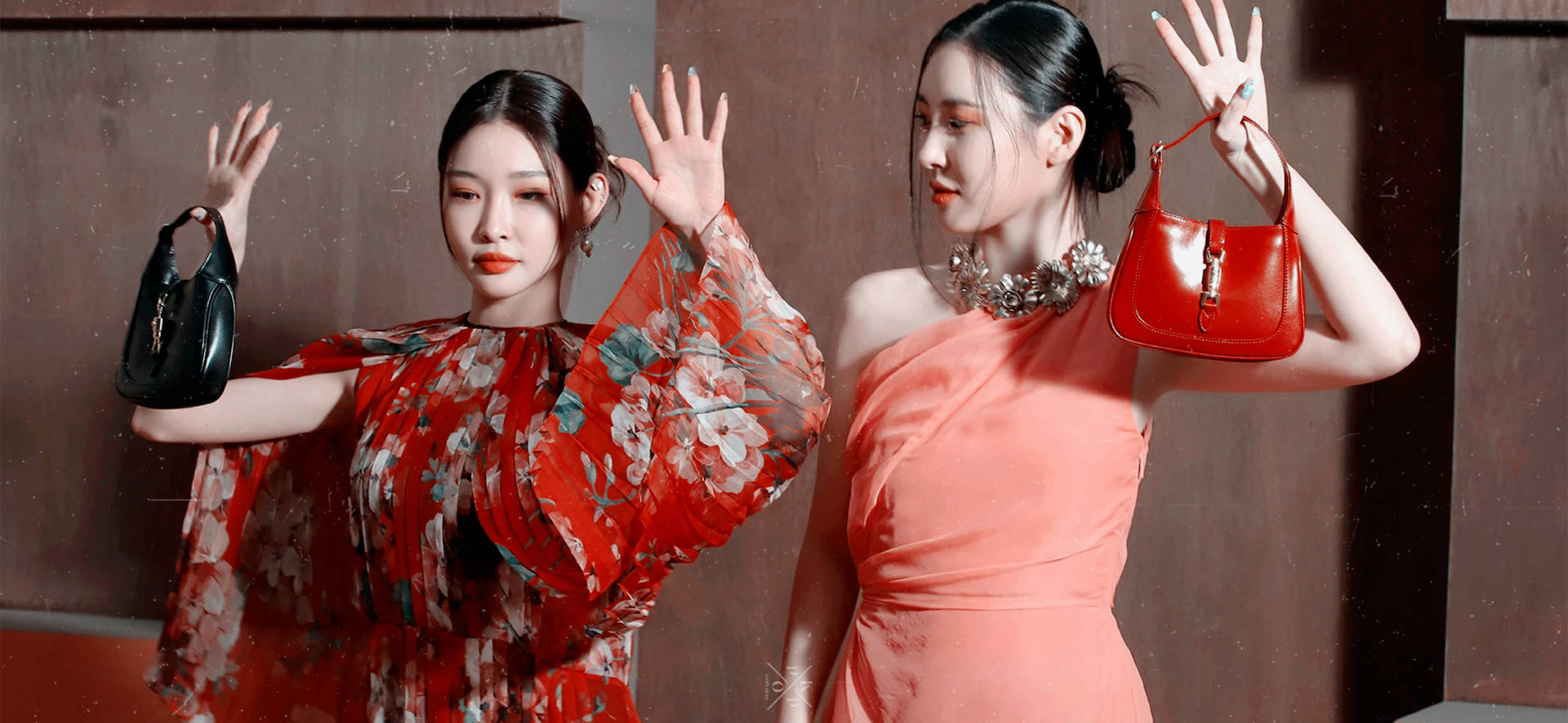 Chungha 桌布 壁紙 — 兩位時尚女性自信地擺姿勢，穿著優雅連衣裙，手持別緻手袋，背景為溫暖的木質背景。