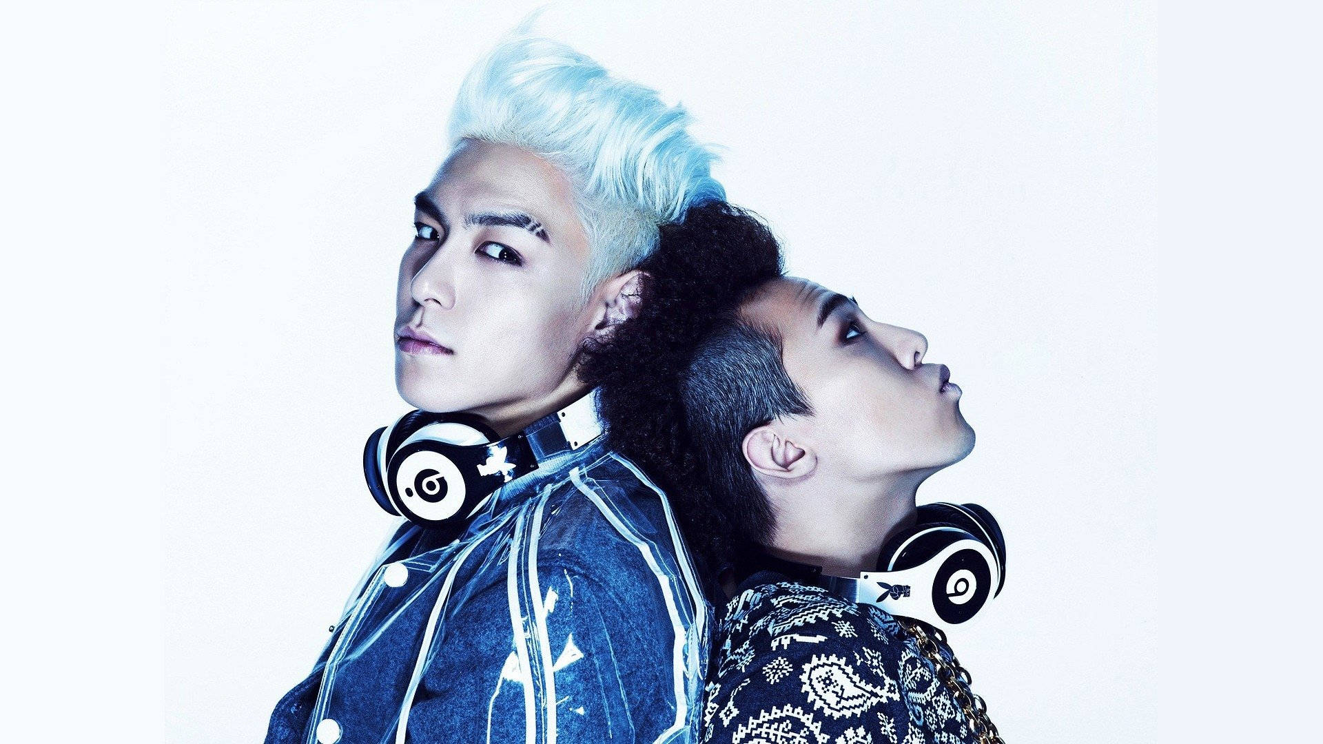 G-dragon 桌布 壁紙 — 兩位時尚男士，頭髮對比鮮明，戴著耳機，在純白背景前擺出大膽現代的肖像姿勢。