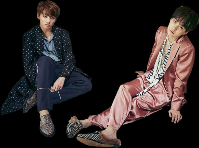 BTS 桌布 壁紙 — 兩位時尚男士以對比鮮明的服裝在純黑色背景前自信地擺姿勢。
